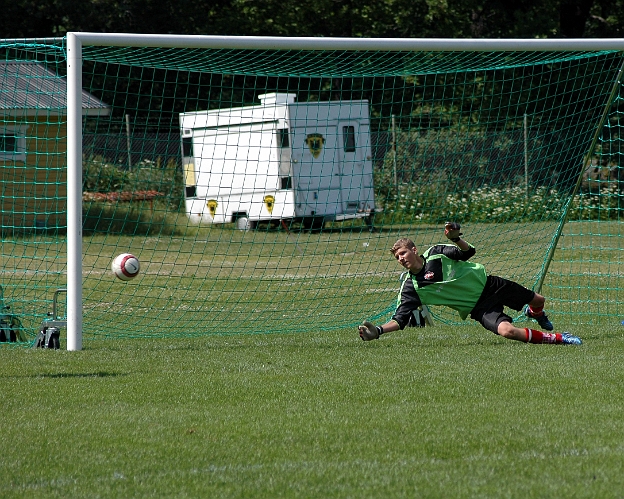 2006_0625_23.JPG - Martin Stjernfeldt sätter punkt för matchen, genom att säkert slå in en straff i målvaktens högra hörn